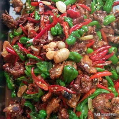  ¿Un festín picante y humeante te espera? Explora el mundo explosivo del  Pollo con chiles de Zaozhuang!