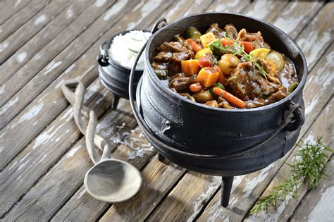  Potjiekos: ¡Una explosión de sabores especiados en una olla hirviendo al aire libre!