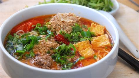  Bún Rieu Cua: ¡Un plato de fideos con un caldo delicioso y abundante lleno de cangrejo fresco y tofu sedoso!