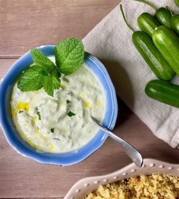  Cacık ¡Una refrescante explosión de yogur y pepino que te transportará a las costas del Mediterráneo!