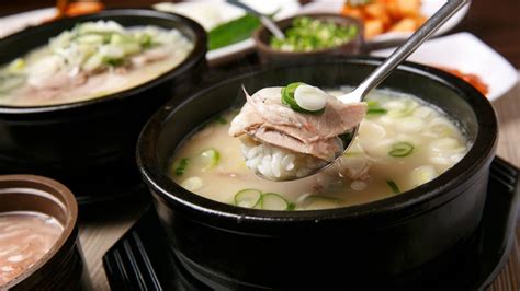  Dwaeji Gukbap: ¡Un irresistible caldo picante que te lleva a las calles bulliciosas de Haeundae!