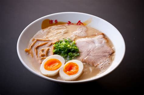  Hakata Ramen: ¿Una sinfonía de sabores umami y texturas crujientes que te transportará a Fukuoka?