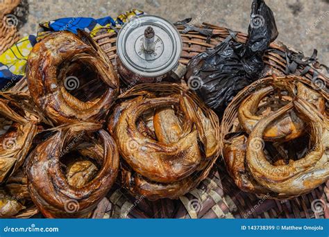  Sajji! Una explosión de sabor ahumado en las calles de Turbat. 