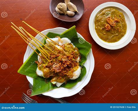  Sate Padang! Un festín de especias picantes y sabores terrosos que te transportarán a Sumatera Occidental