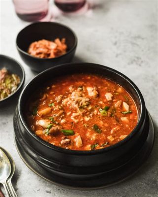  Sundubu Jjigae: ¡Una explosión de sabores picantes y reconfortantes en un caldero hirviendo!